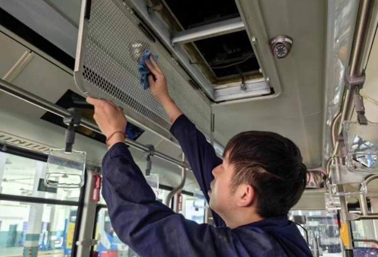 鐵路安全的守護(hù)者：詳盡解析地鐵風(fēng)管清洗的重要性與方法